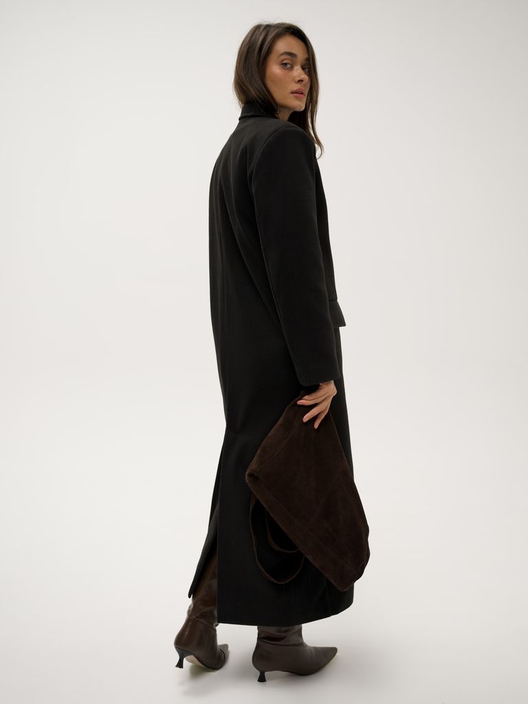 Чорне довге пряме пальто з акцентними плечима