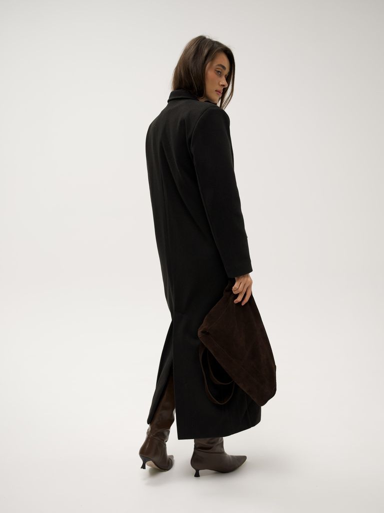 Чорне довге пряме пальто з акцентними плечима