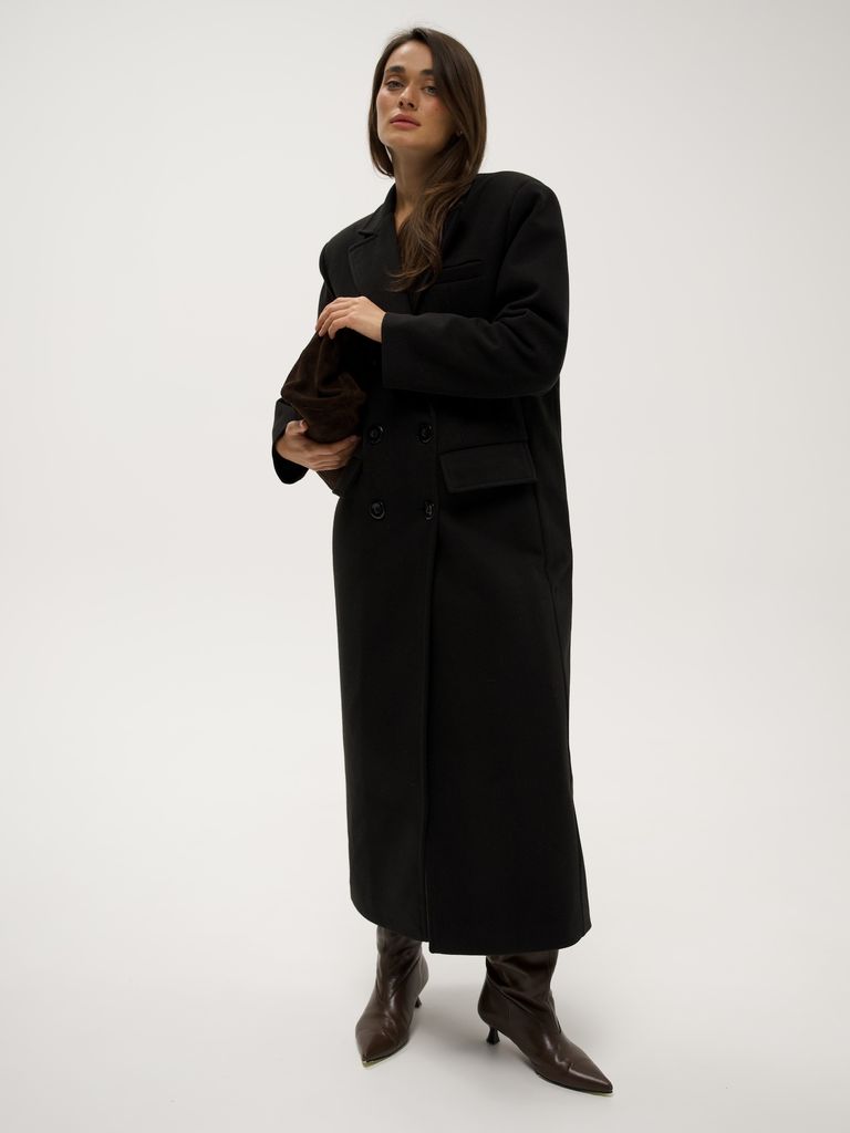 Чорне довге пряме пальто з акцентними плечима