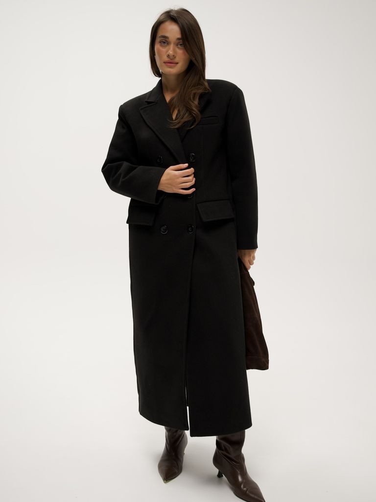 Чорне довге пряме пальто з акцентними плечима
