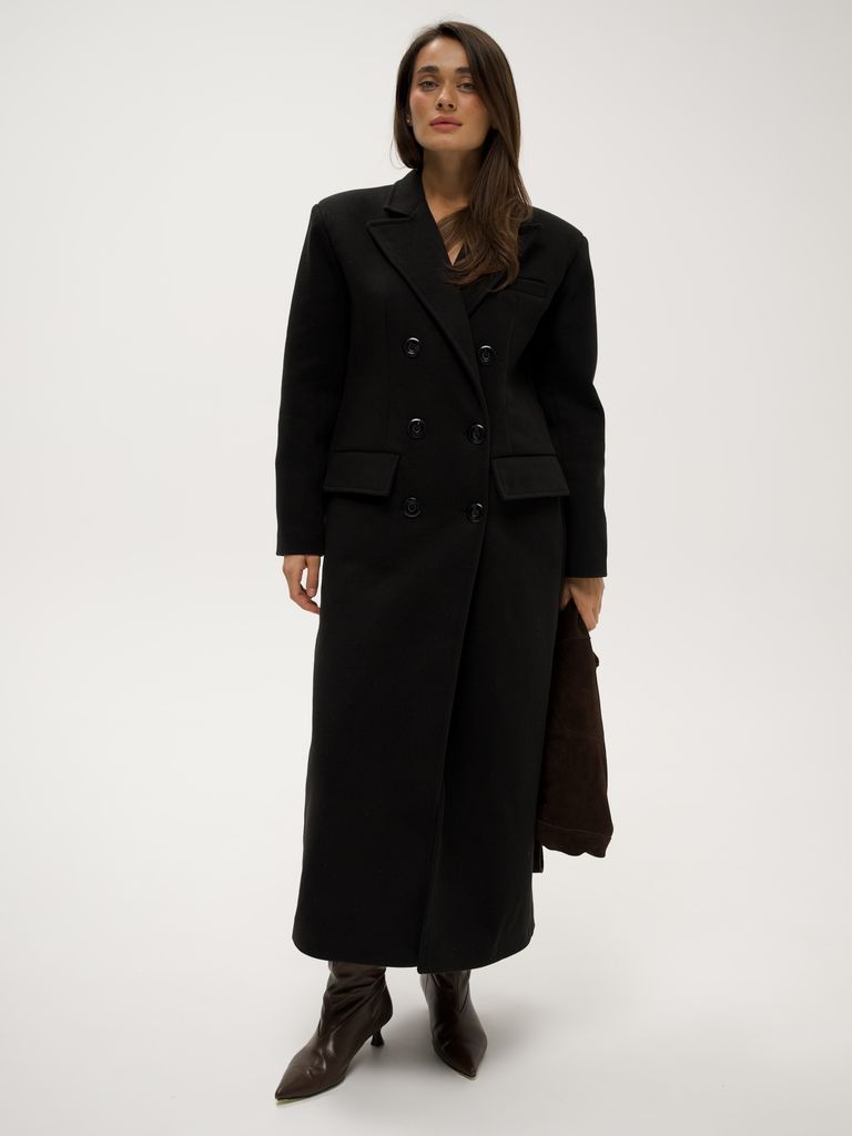 Чорне довге пряме пальто з акцентними плечима