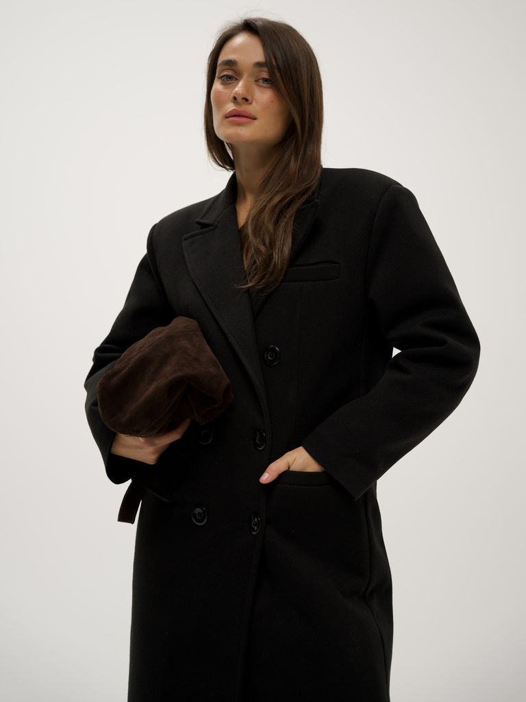 Чорне довге пряме пальто з акцентними плечима