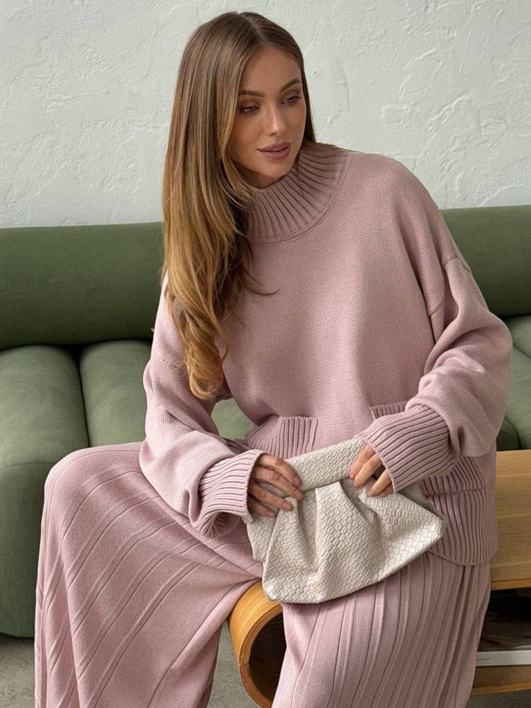 В'язаний костюм з широкими плісованими штанами