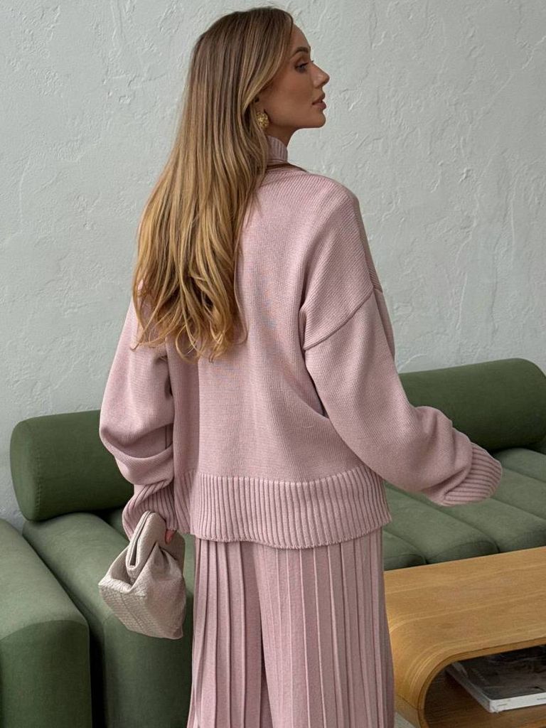 В'язаний костюм з широкими плісованими штанами