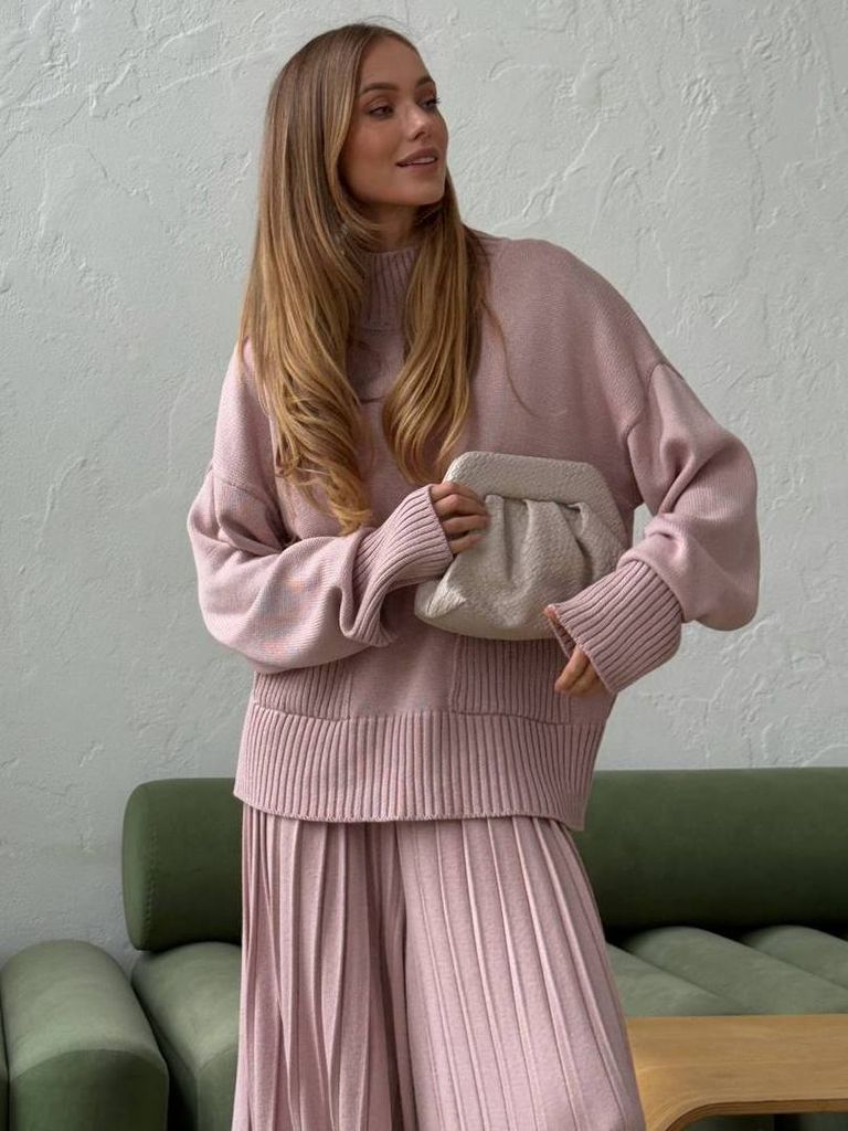 В'язаний костюм з широкими плісованими штанами