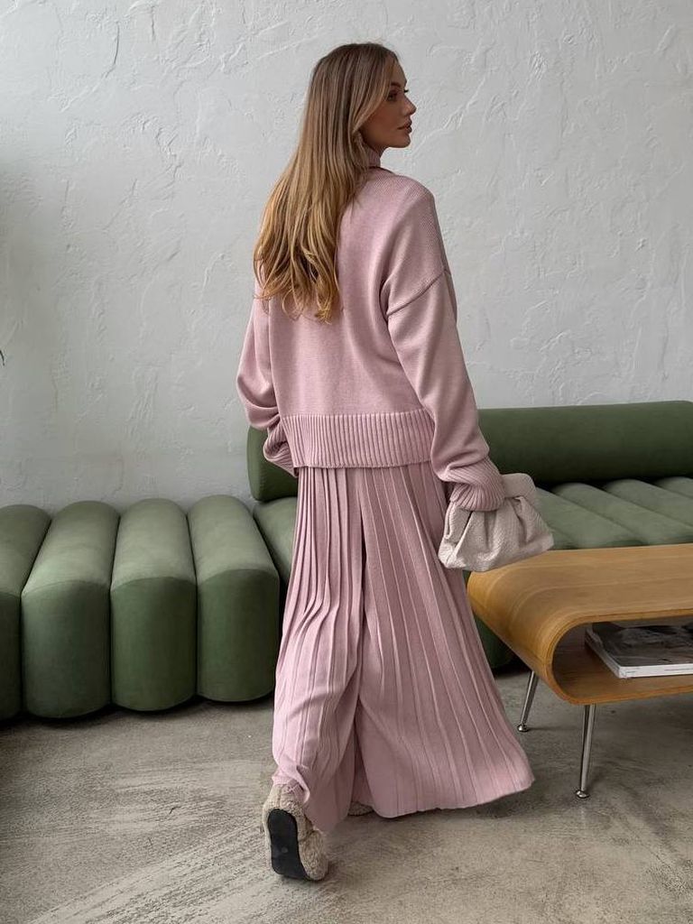 В'язаний костюм з широкими плісованими штанами