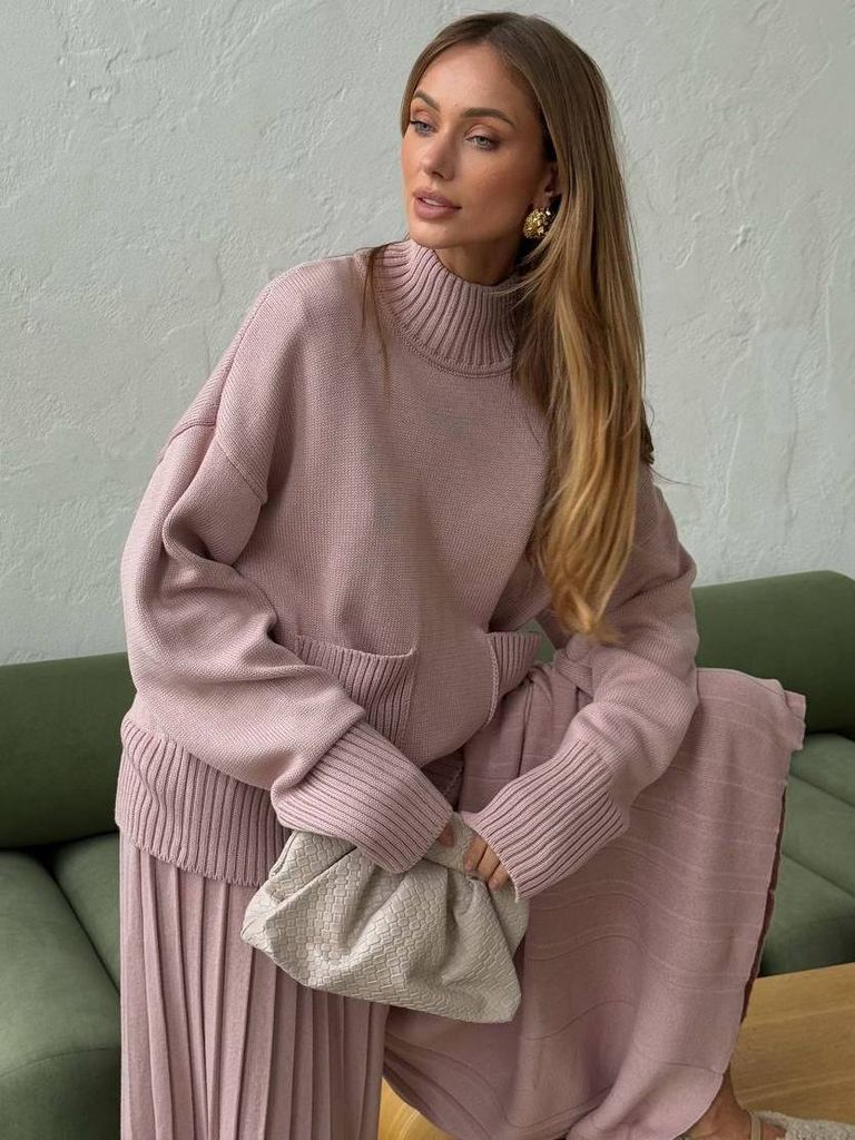 В'язаний костюм з широкими плісованими штанами