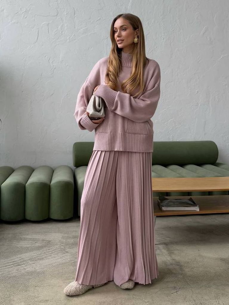 В'язаний костюм з широкими плісованими штанами