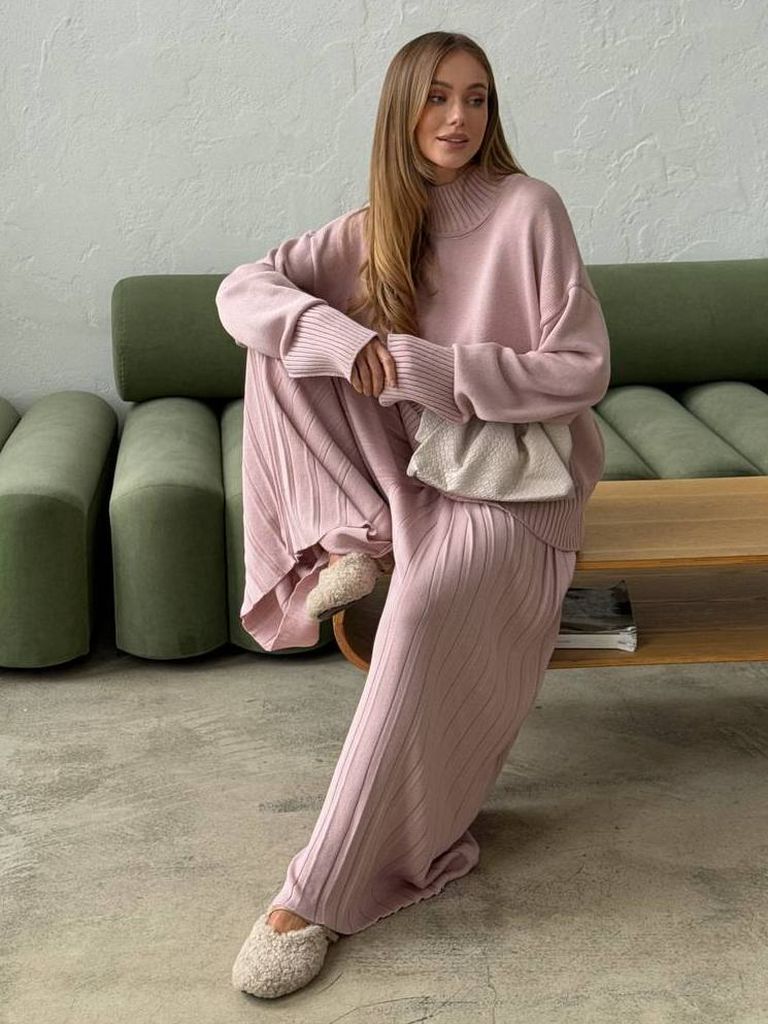 В'язаний костюм з широкими плісованими штанами