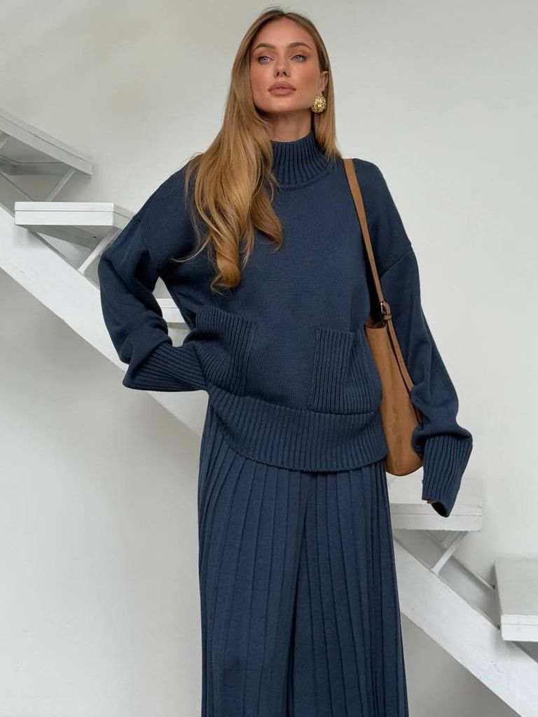 В'язаний костюм з широкими плісованими штанами