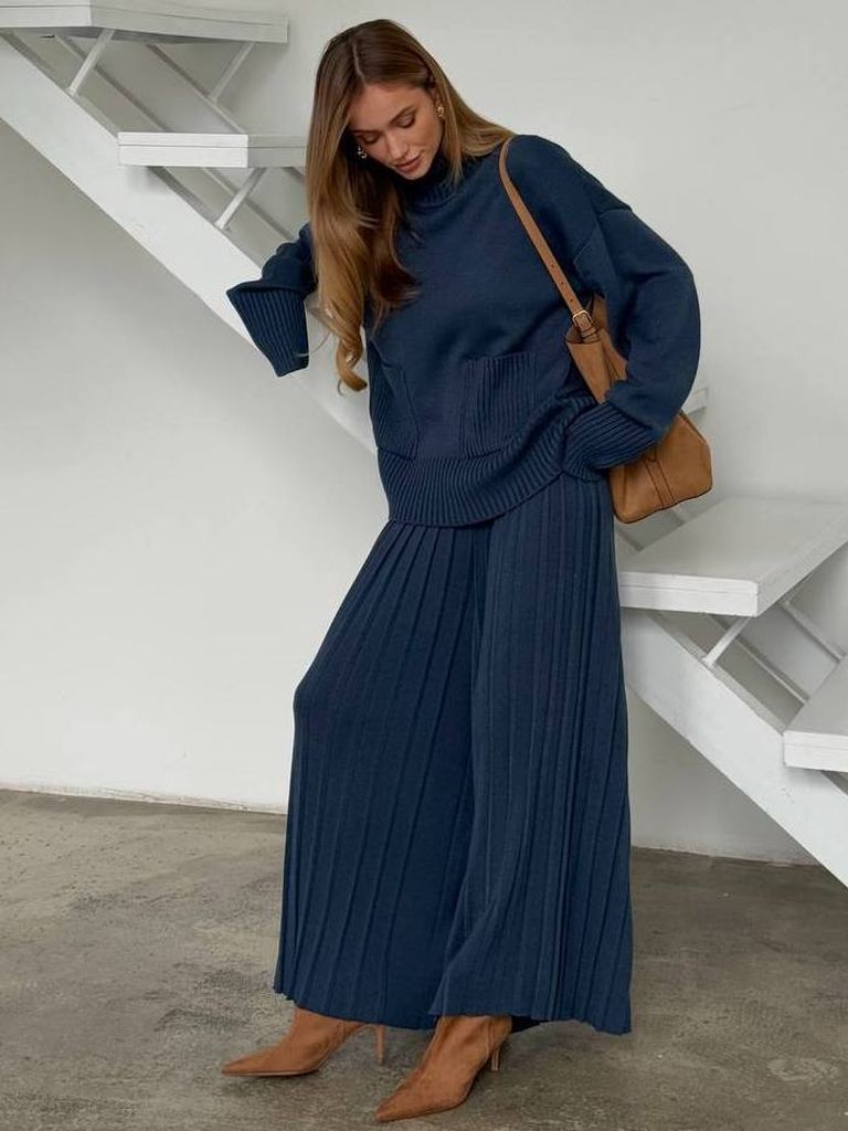 В'язаний костюм з широкими плісованими штанами