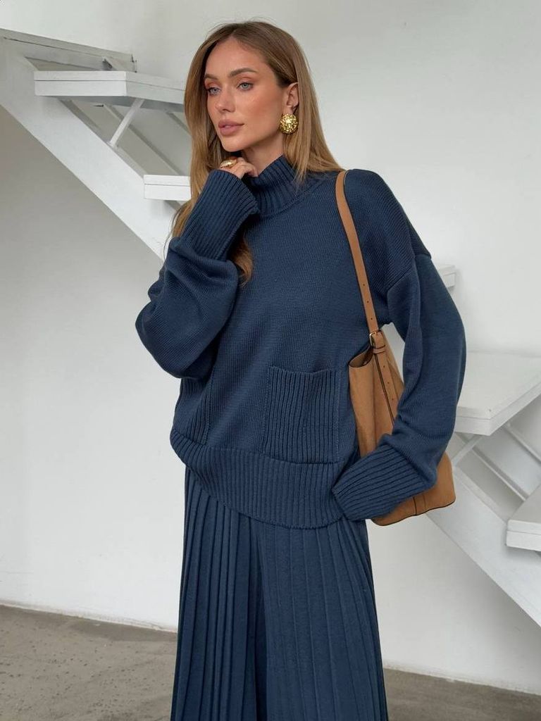 В'язаний костюм з широкими плісованими штанами