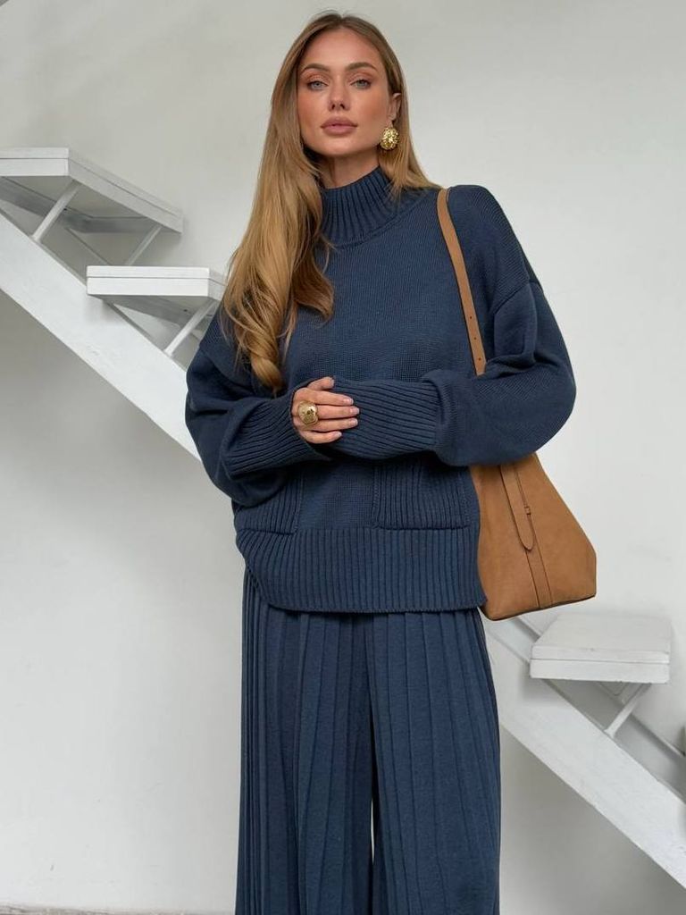 В'язаний костюм з широкими плісованими штанами