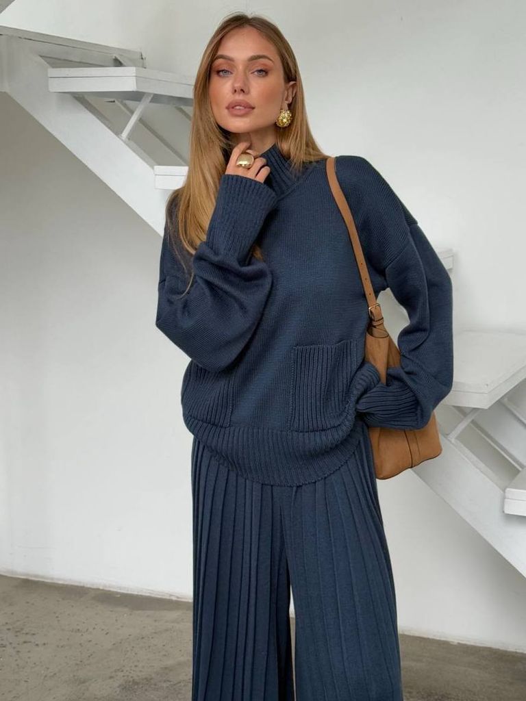 В'язаний костюм з широкими плісованими штанами