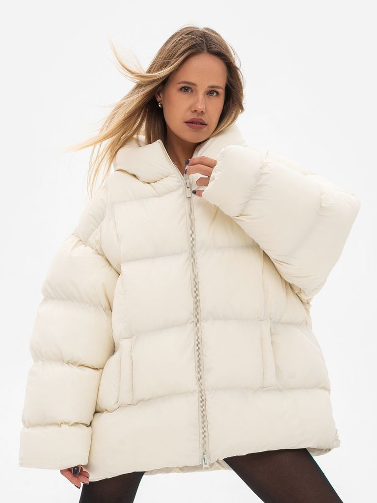 Молочний пуховик oversized з капюшоном