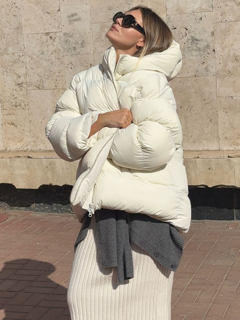 Молочний пуховик oversized з капюшоном