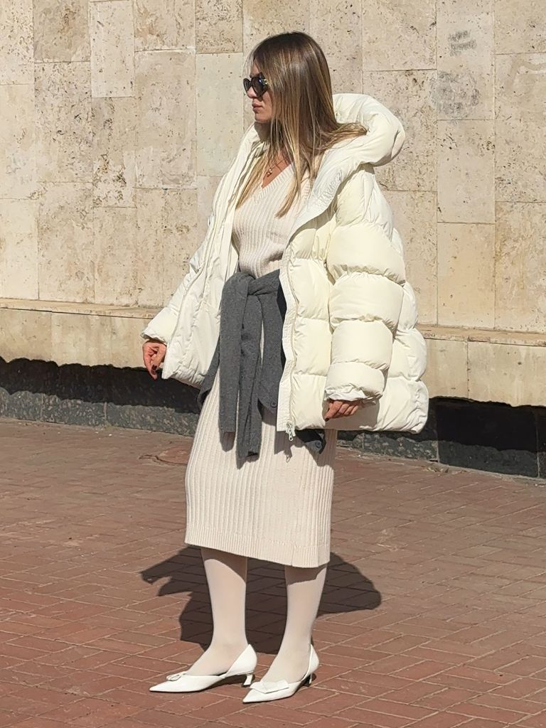 Молочний пуховик oversized з капюшоном