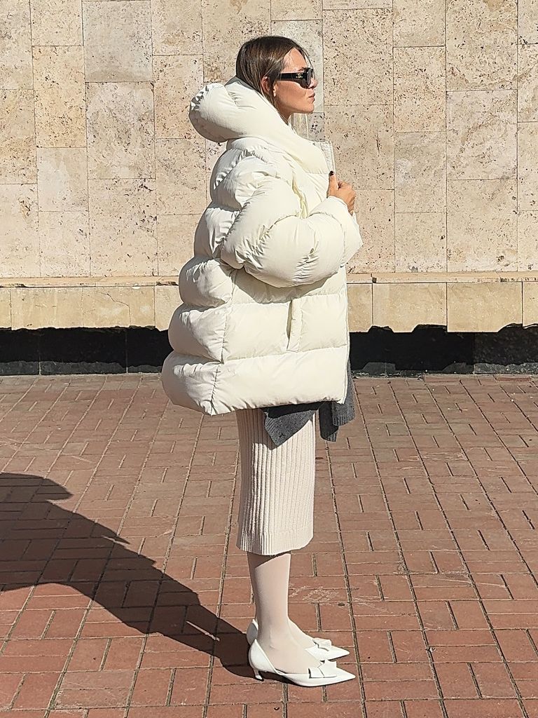 Молочний пуховик oversized з капюшоном