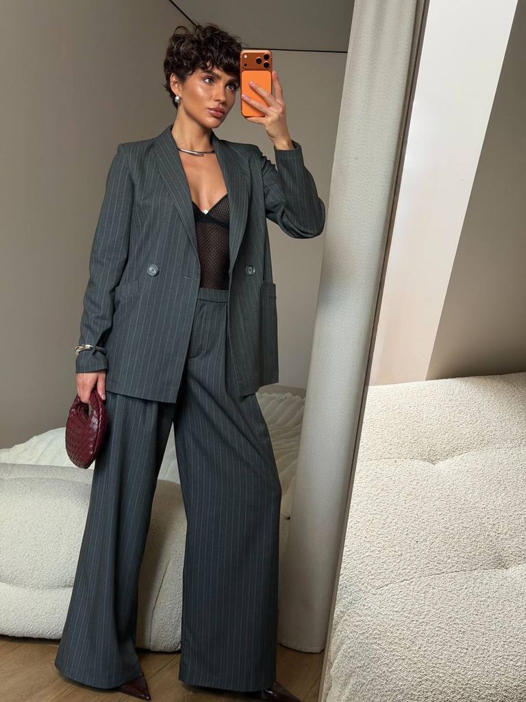 Діловий брючний костюм в дрібну смужку