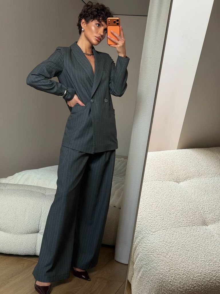 Діловий брючний костюм в дрібну смужку