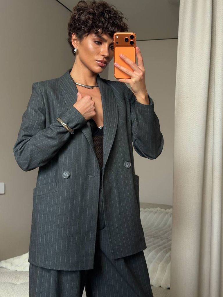 Діловий брючний костюм в дрібну смужку