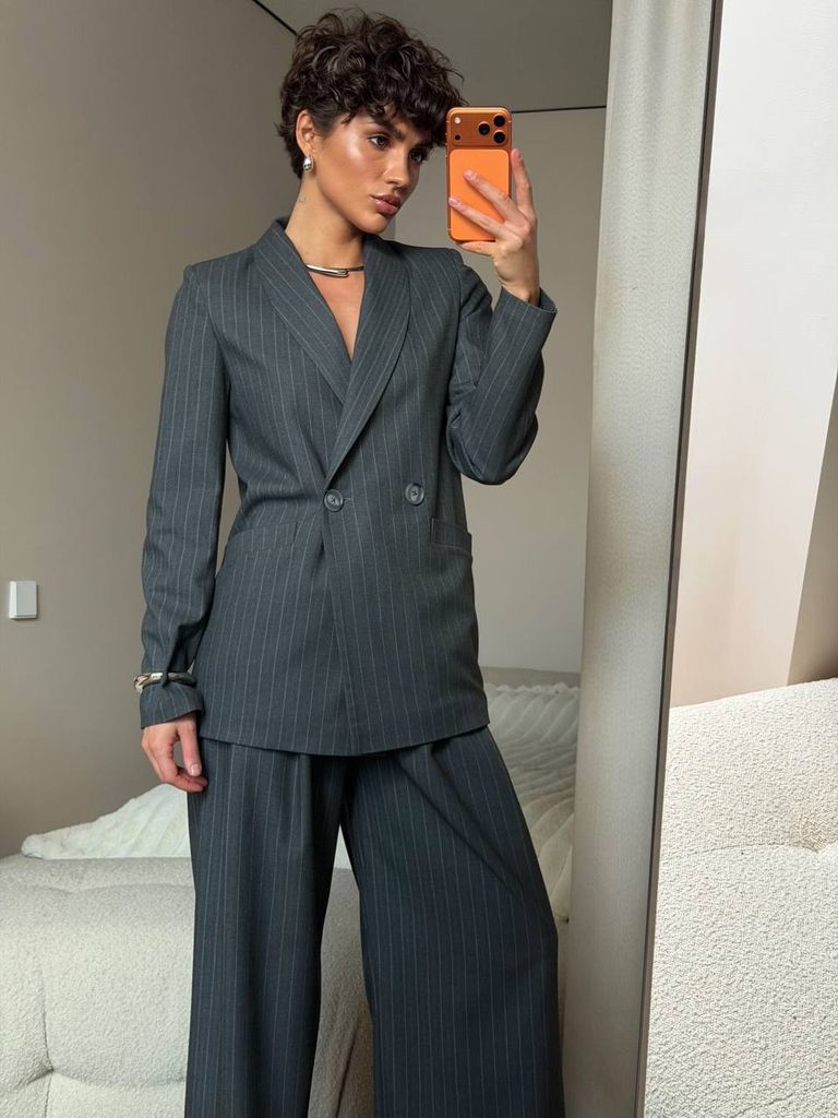 Діловий брючний костюм в дрібну смужку