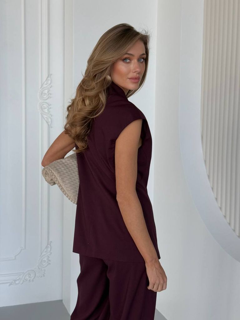 Брючний костюм з двобортним жилетом