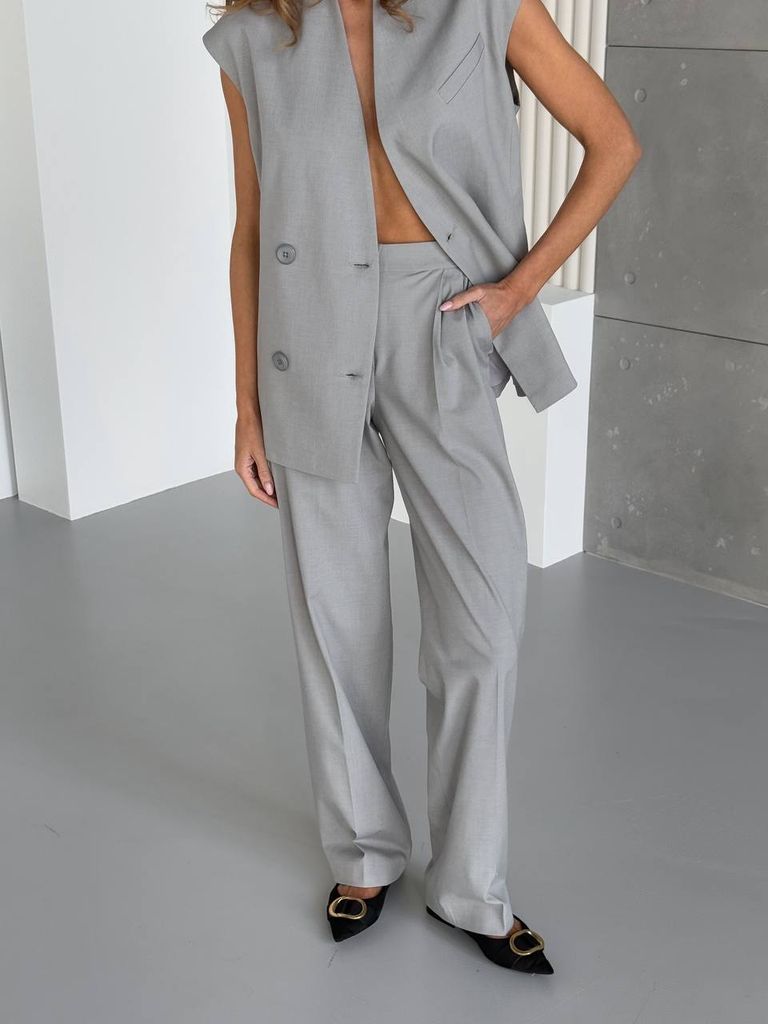 Брючний костюм з двобортним жилетом