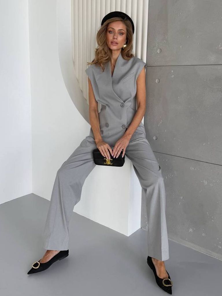 Брючний костюм з двобортним жилетом