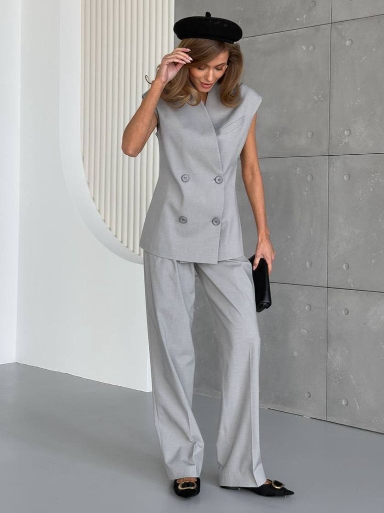Брючний костюм з двобортним жилетом