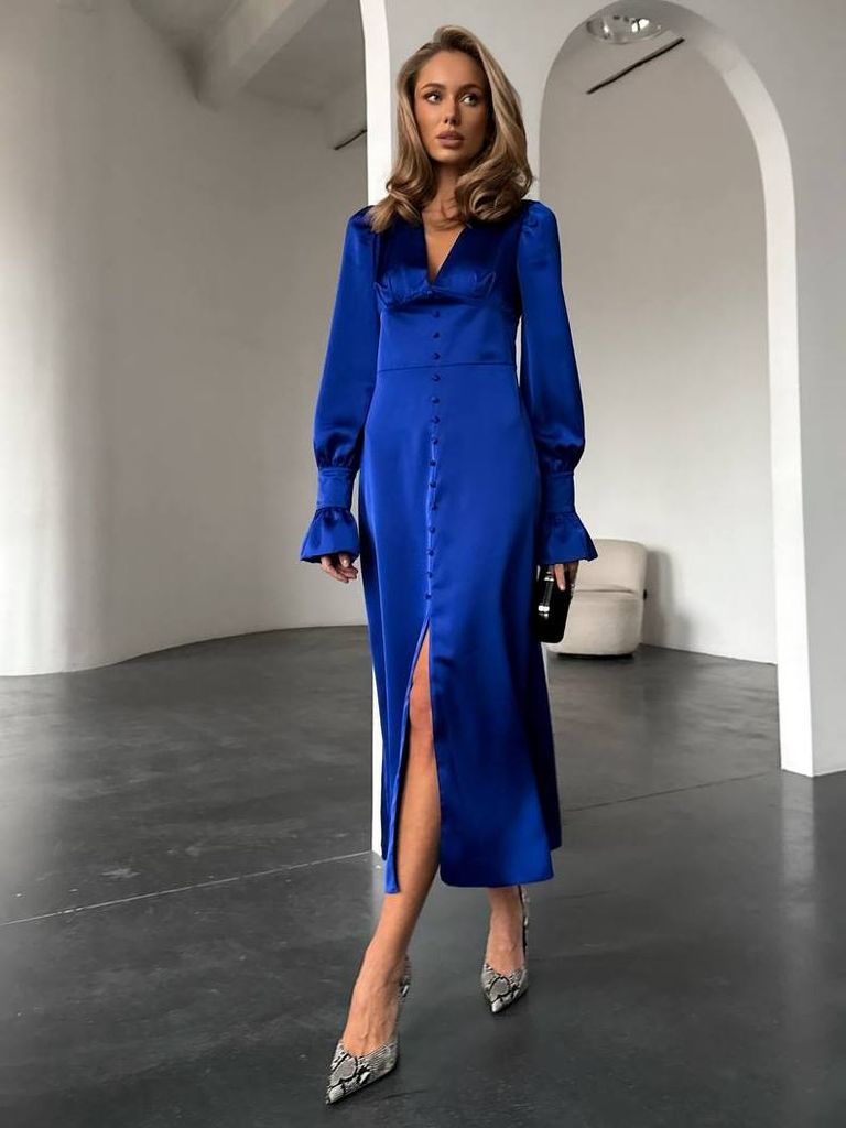 Елегантна сатинова сукня міді з довгим рукавом