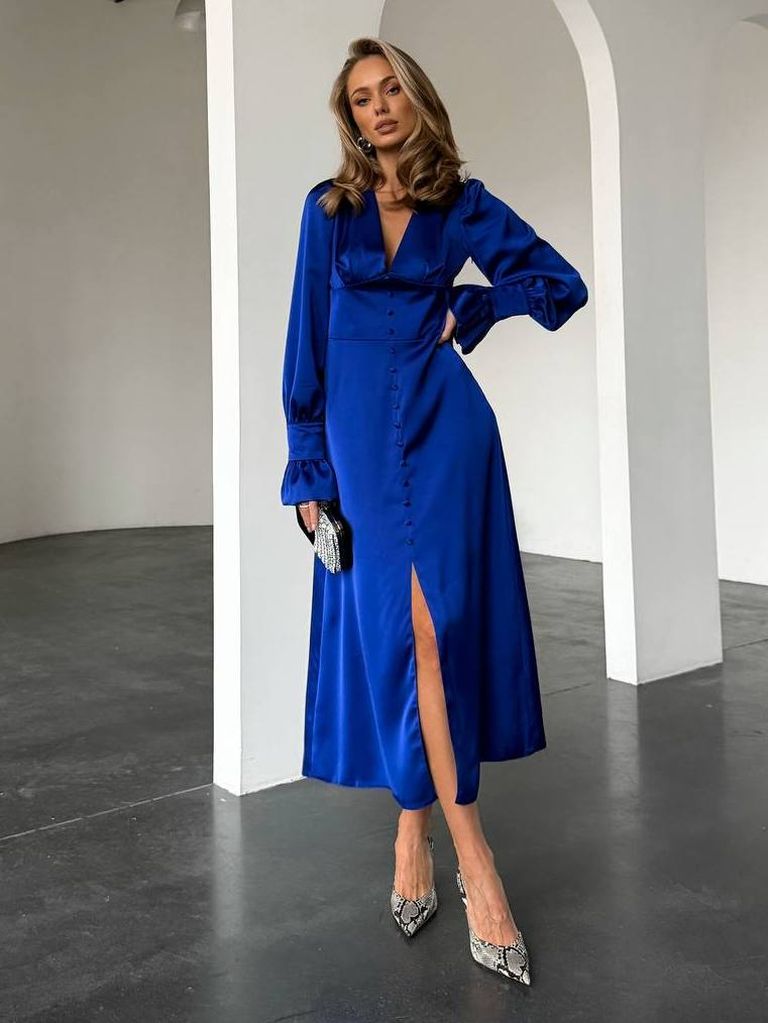 Елегантна сатинова сукня міді з довгим рукавом