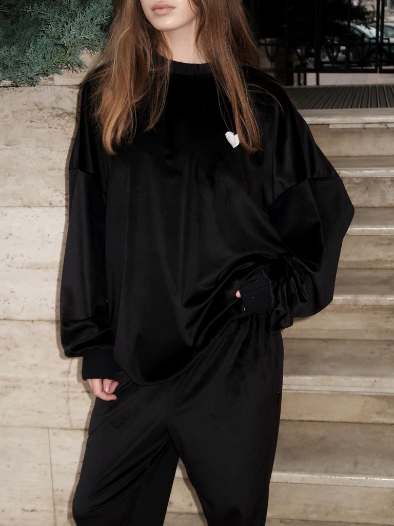 Чорний велюровий костюм з подовженим світшотом