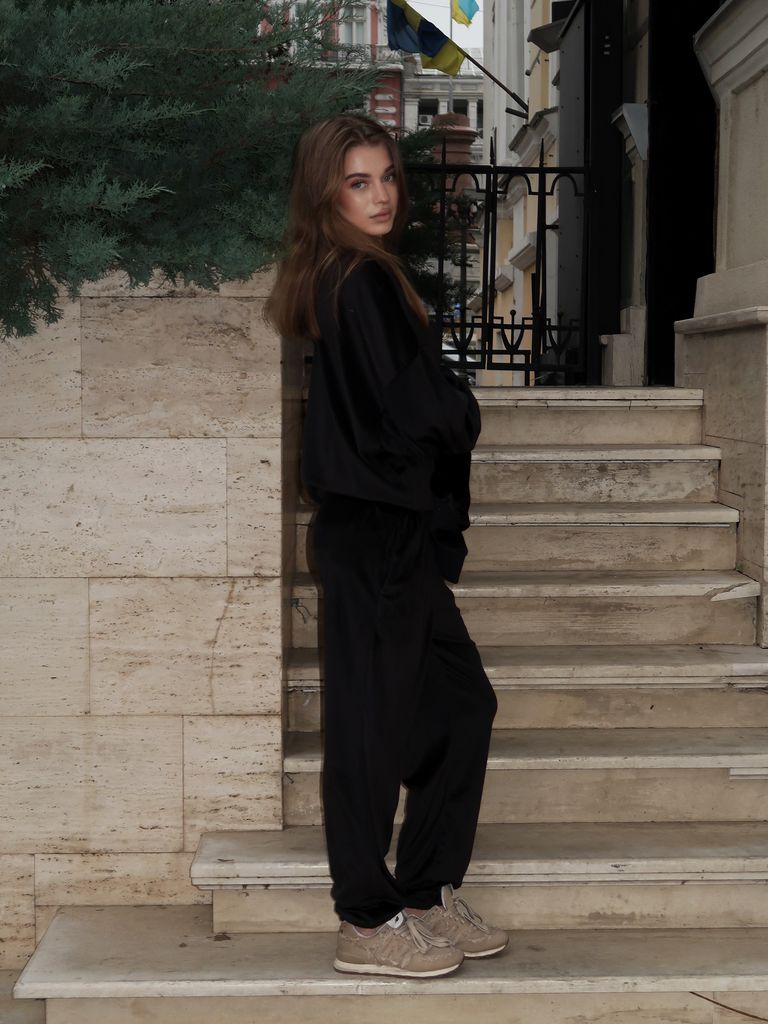 Чорний велюровий костюм з подовженим світшотом