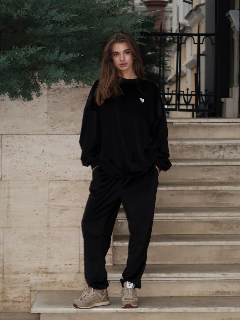 Чорний велюровий костюм з подовженим світшотом