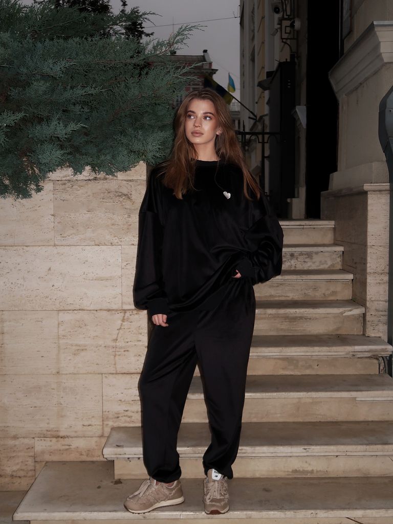 Чорний велюровий костюм з подовженим світшотом