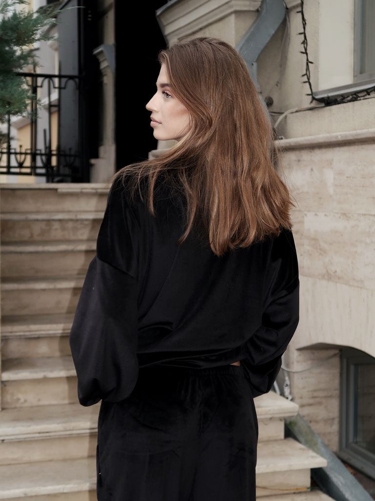 Чорний велюровий костюм з подовженим світшотом