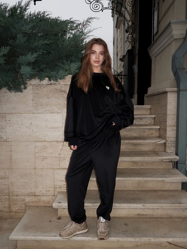 Чорний велюровий костюм з подовженим світшотом