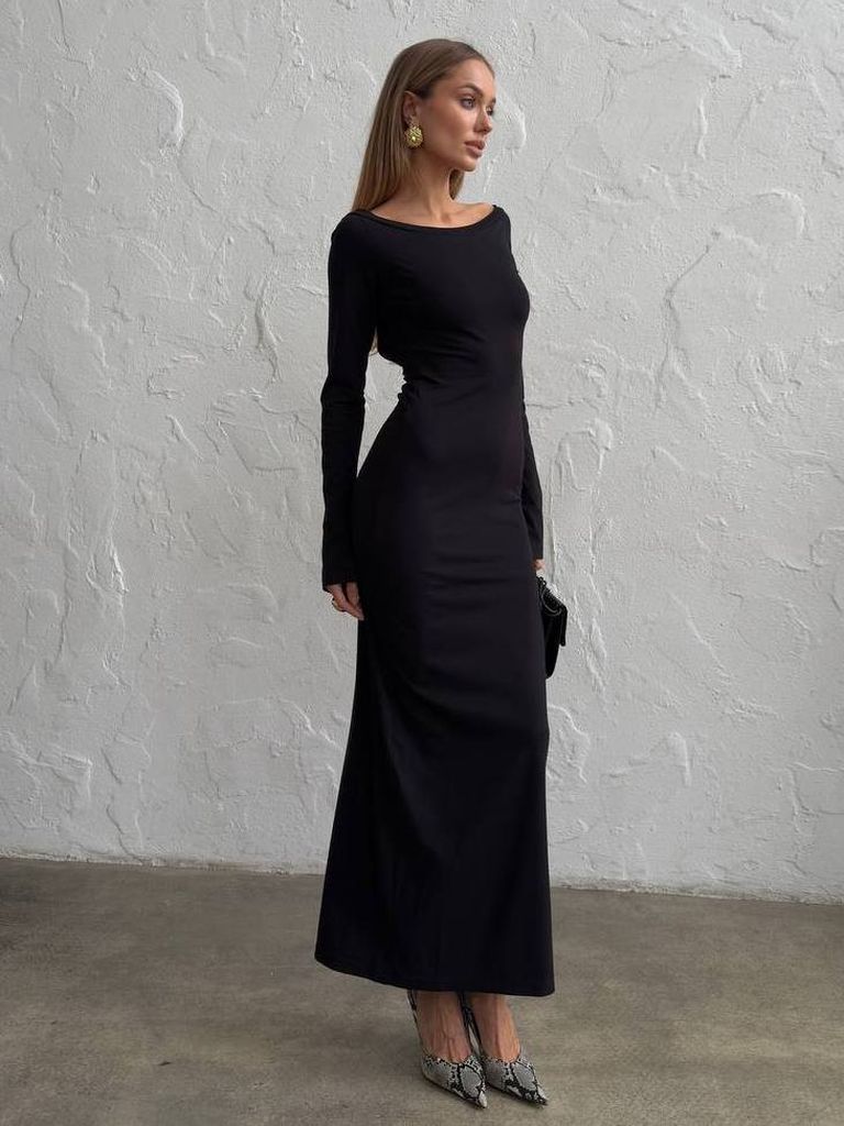 Довга трикотажна сукня с вирізом на спині  Довга трикотажна сукня с вирізом на спині