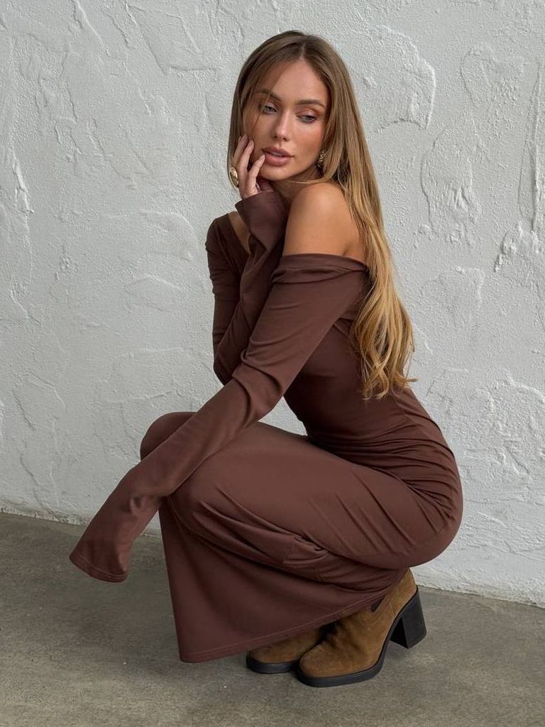 Довга трикотажна сукня с вирізом на спині  Довга трикотажна сукня с вирізом на спині