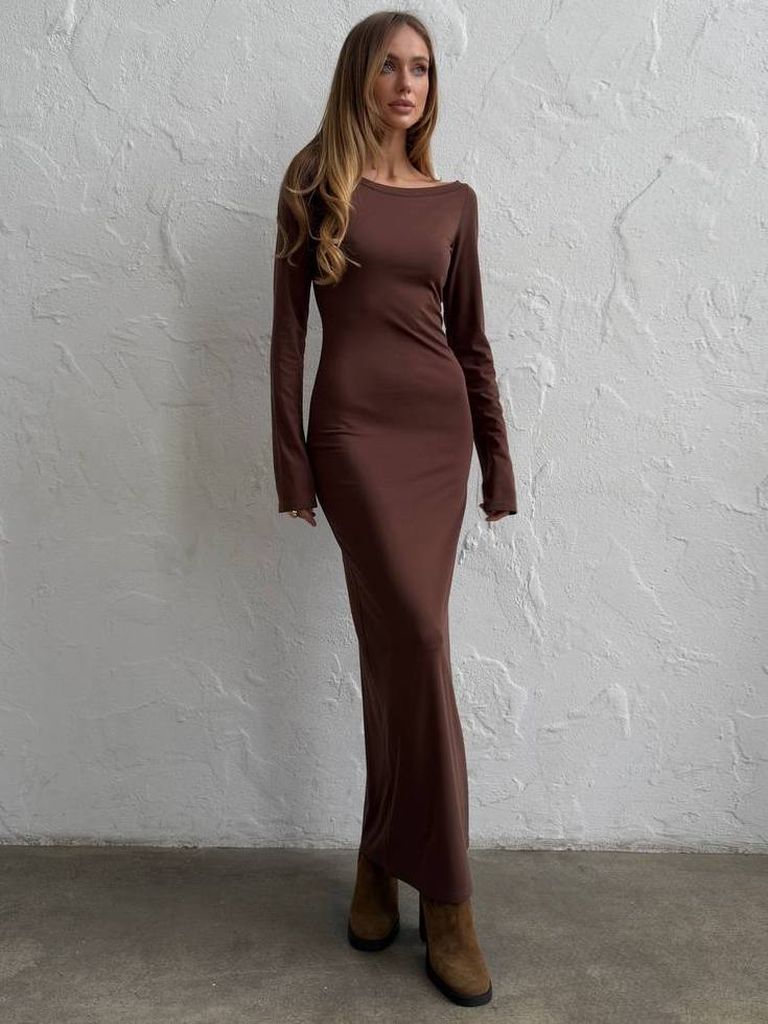 Довга трикотажна сукня с вирізом на спині  Довга трикотажна сукня с вирізом на спині