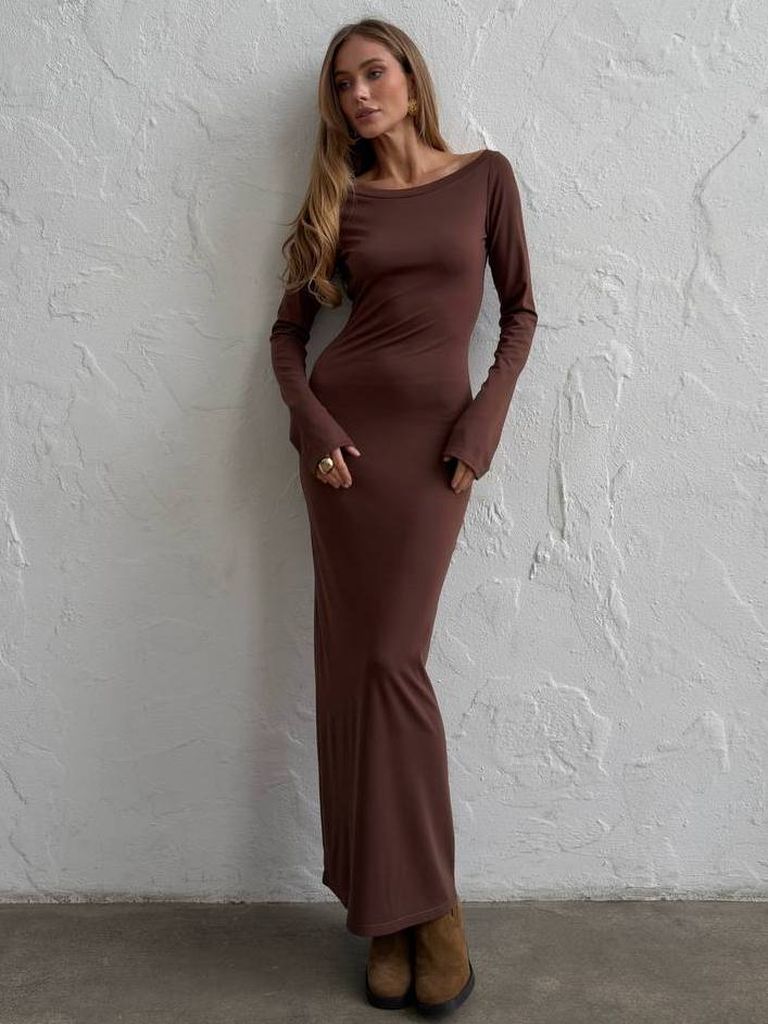 Довга трикотажна сукня с вирізом на спині  Довга трикотажна сукня с вирізом на спині