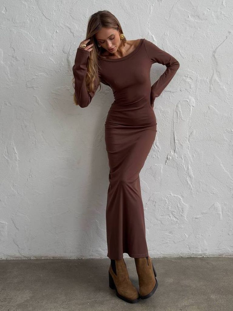 Довга трикотажна сукня с вирізом на спині  Довга трикотажна сукня с вирізом на спині