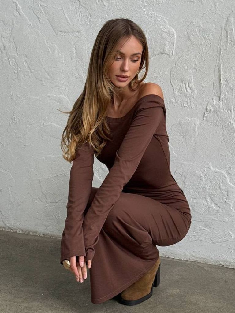 Довга трикотажна сукня с вирізом на спині  Довга трикотажна сукня с вирізом на спині