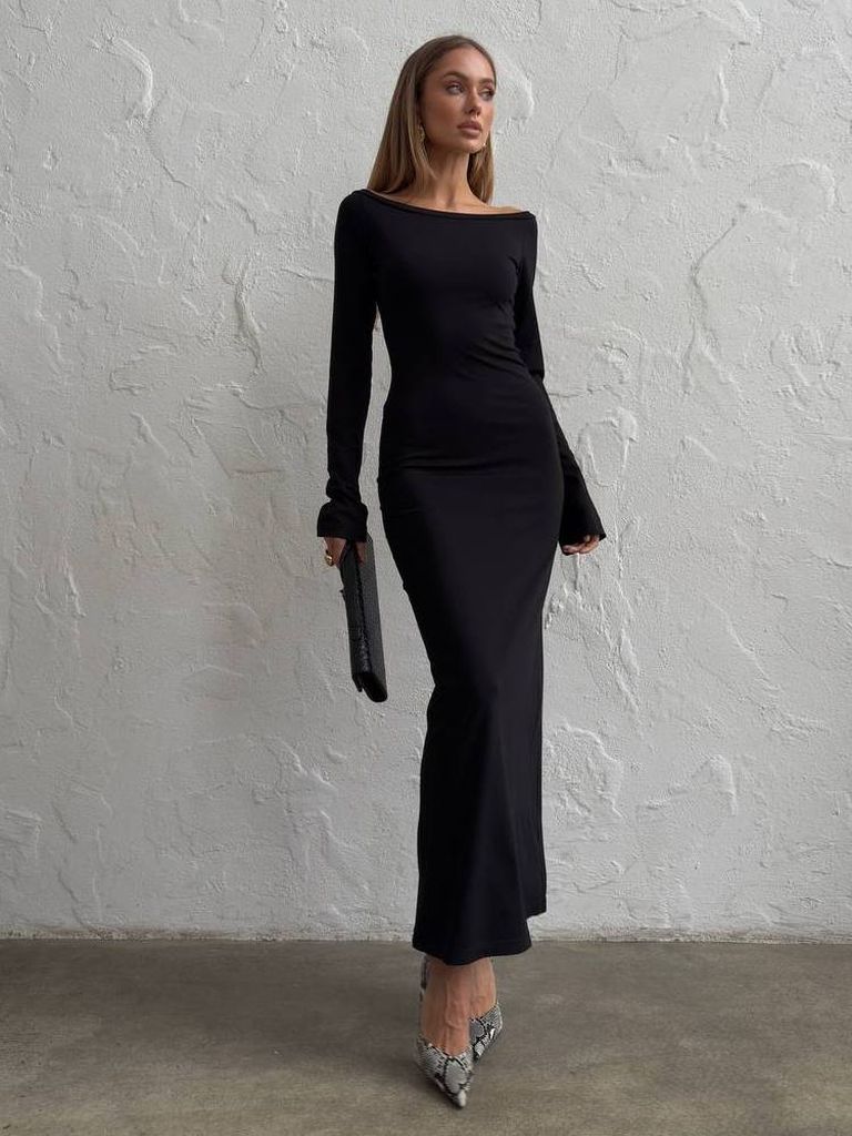 Довга трикотажна сукня с вирізом на спині  Довга трикотажна сукня с вирізом на спині