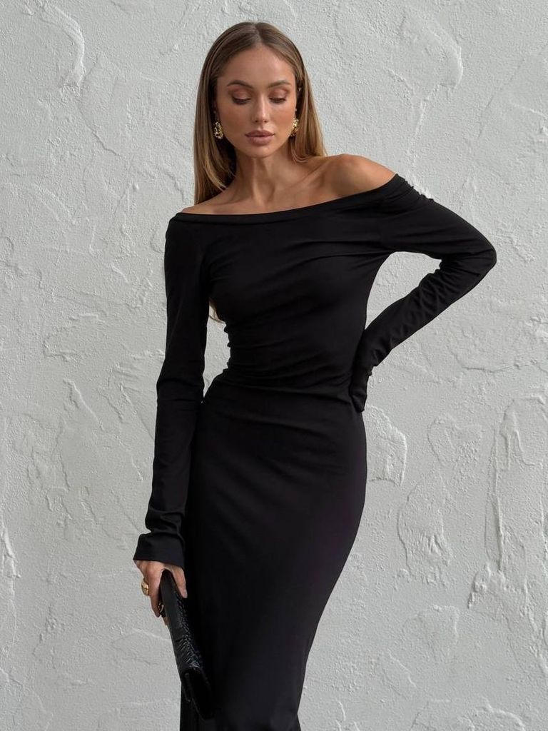 Довга трикотажна сукня с вирізом на спині  Довга трикотажна сукня с вирізом на спині