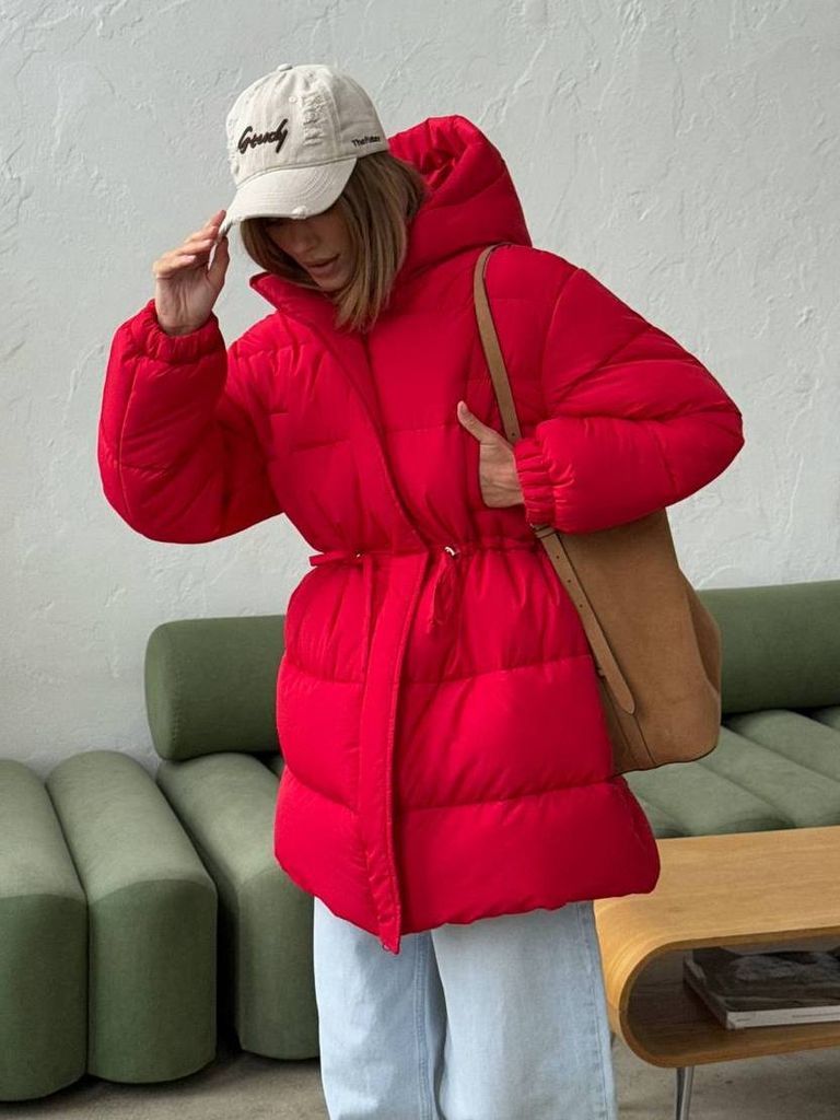 Червоний подовжений зимовий пуховик на кулісці  Червоний подовжений зимовий пуховик на кулісці
