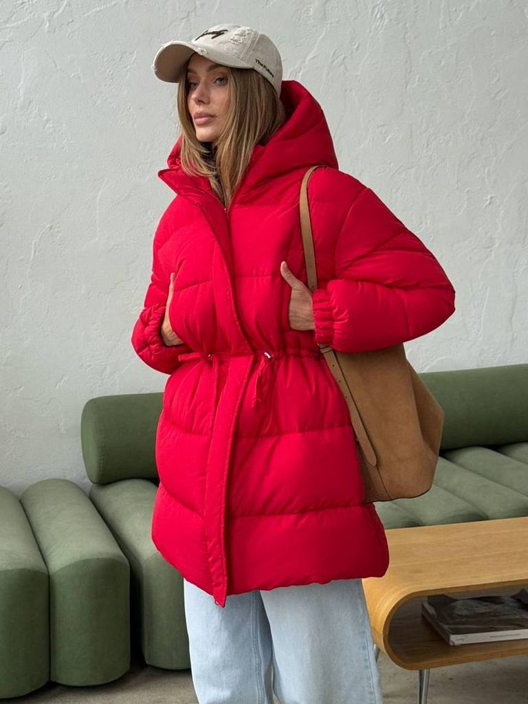 Червоний подовжений зимовий пуховик на кулісці  Червоний подовжений зимовий пуховик на кулісці