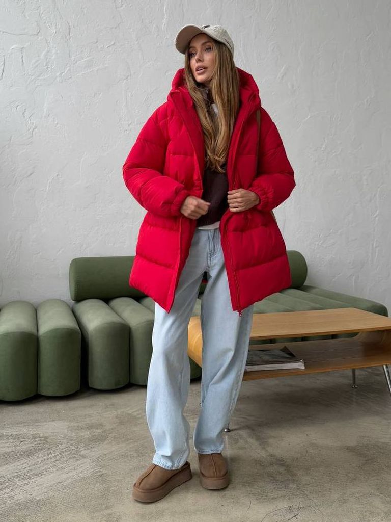 Червоний подовжений зимовий пуховик на кулісці  Червоний подовжений зимовий пуховик на кулісці