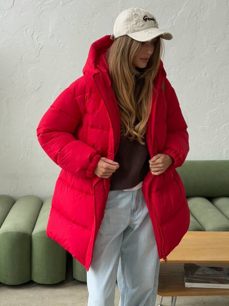 Червоний подовжений зимовий пуховик на кулісці  Червоний подовжений зимовий пуховик на кулісці